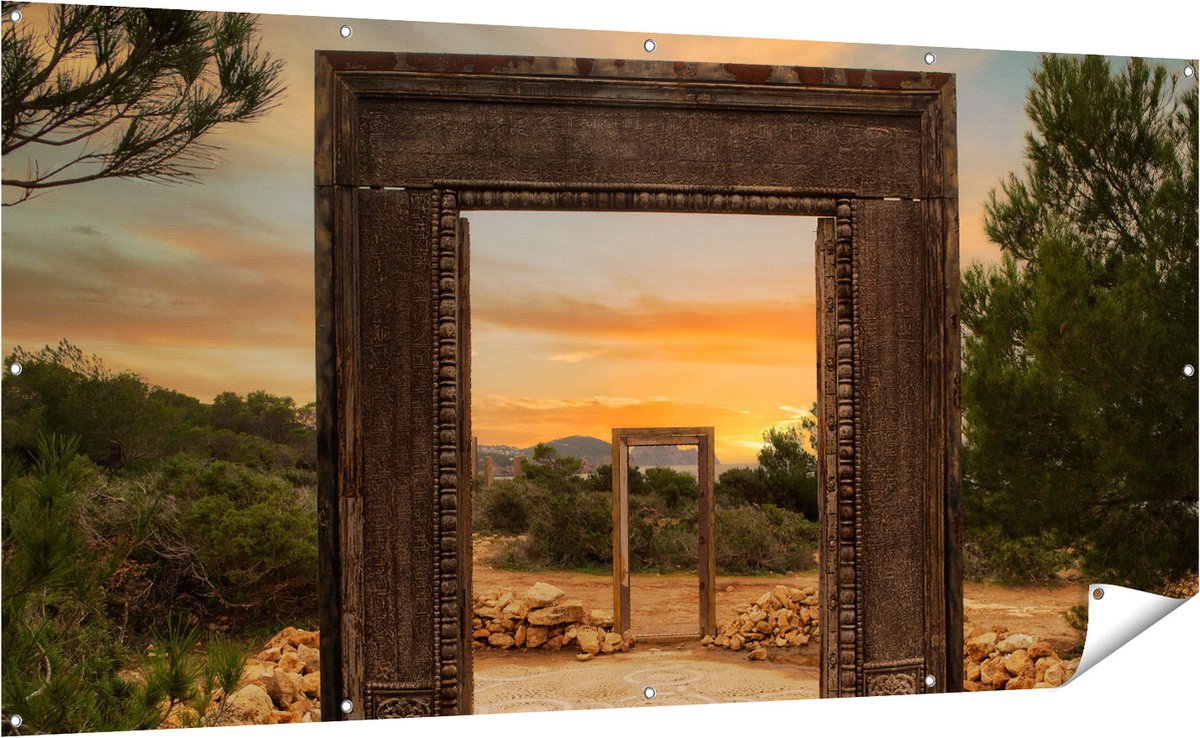 Gards Tuinposter Cale Llentia Deur Opening in Ibiza - 200x100 cm - Tuindoek - Tuindecoratie - Wanddecoratie buiten - Tuinschilderij Multikleur
