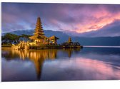 PVC Schuimplaat - Gouden Lagen Pura Ulun Danu Bratan Tempel langs het Meer in Indonesië - 75x50 cm Foto op PVC Schuimplaat (Met Ophangsysteem)