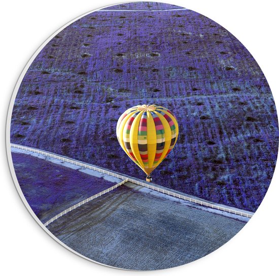 PVC Schuimplaat Muurcirkel - Gele Luchtballon met Kleurrijke Strepen boven Paarse Bloemenvelden - 20x20 cm Foto op Muurcirkel (met ophangsysteem)