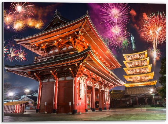 Dibond - Japanse Tempel omringd door Verschillende Kleuren Vuurwerkpijlen - 40x30 cm Foto op Aluminium (Wanddecoratie van metaal)