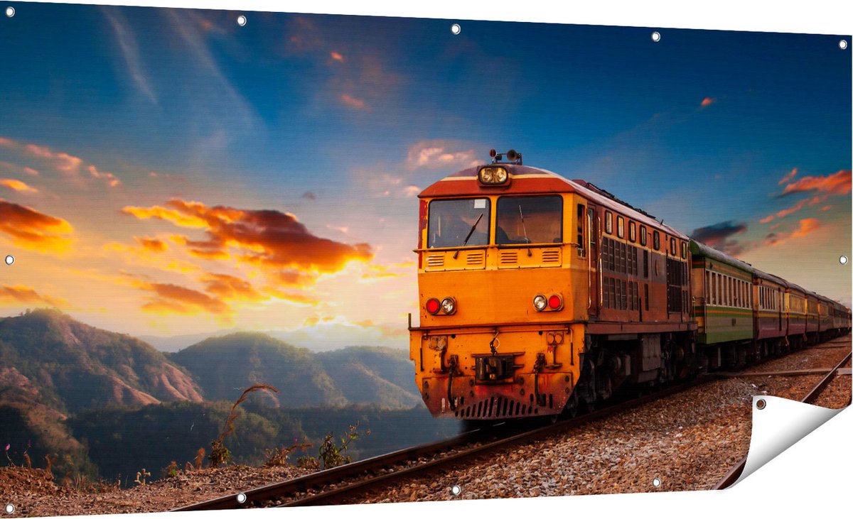 Gards Tuinposter Trein tussen de Bergen in Thailand - 180x90 cm - Tuindoek - Tuindecoratie - Wanddecoratie buiten - Tuinschilderij Multikleur