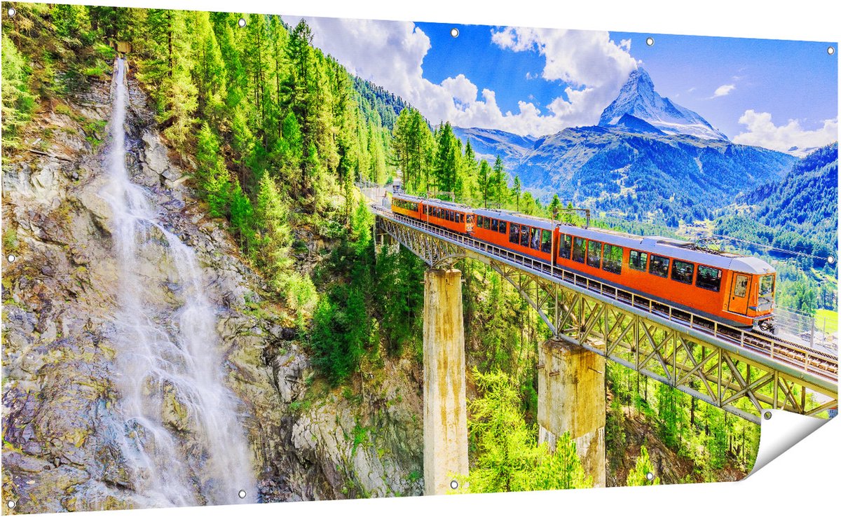 Gards Tuinposter Trein op een Brug bij een Waterval in Zwitserland - 200x100 cm - Tuindoek - Tuindecoratie - Wanddecoratie buiten - Tuinschilderij Multikleur