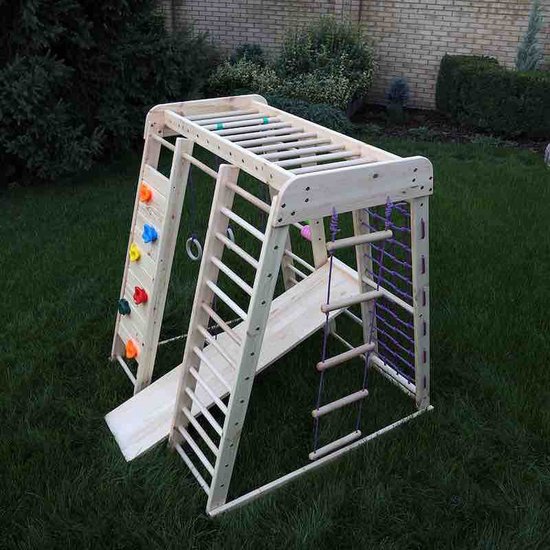 Klimrek in Een Speelplaats Van Kinderen Stock Afbeelding - Image of