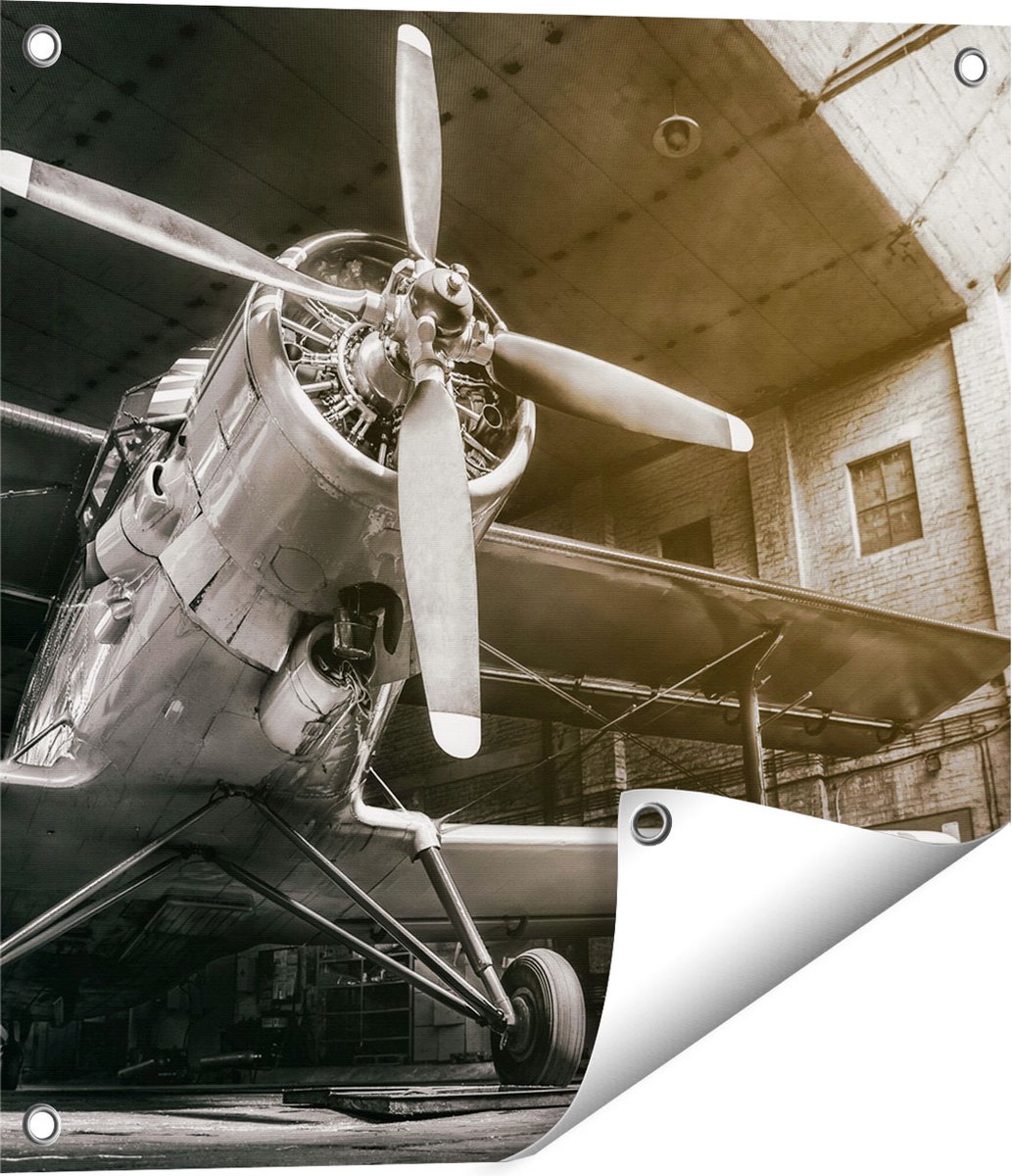 Gards Tuinposter Oud Vliegtuig in een Hangar - Zwart Wit - 50x50 cm - Tuindoek - Tuindecoratie - Wanddecoratie buiten - Tuinschilderij Multikleur
