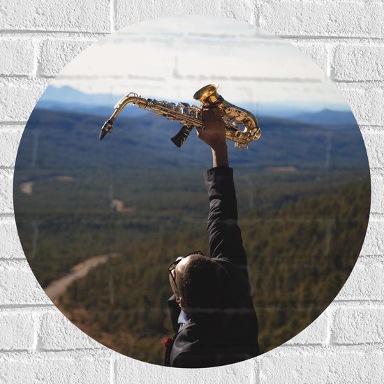Muursticker Cirkel - Man met Trompet aan de Rand van Cliff met Uitzicht - 60x60 cm Foto op Muursticker
