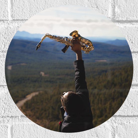 Muursticker Cirkel - Man met Trompet aan de Rand van Cliff met Uitzicht - 30x30 cm Foto op Muursticker