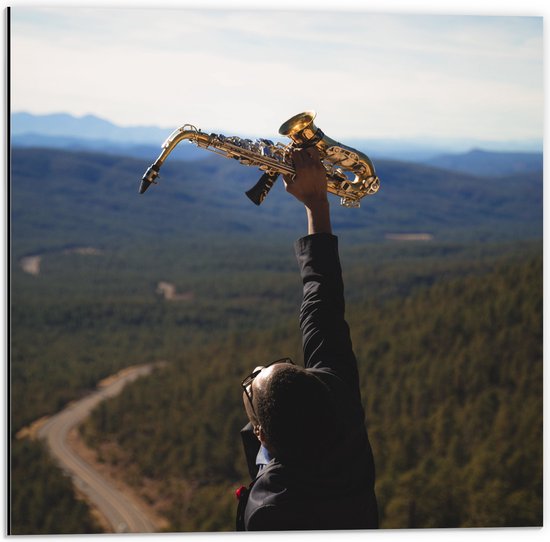 Dibond - Man met Trompet aan de Rand van Cliff met Uitzicht - 50x50 cm Foto op Aluminium (Met Ophangsysteem)