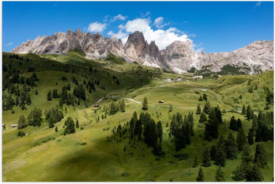 Poster Brillant – Paysage de montagne vallonné rempli de rochers et d'arbres verts - 60x40 cm Photo sur papier poster avec finition brillante