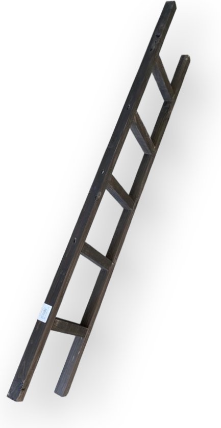 Een schuine donkergrijze houten ladder met 4 treden, met een witte sticker op de linkerzijkant.