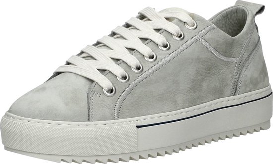 Lichtgrijze Rehab lage veterschoenen van suède met witte veters en een witte zool.