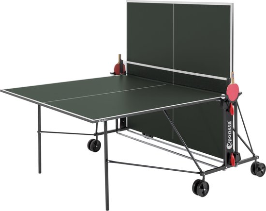 Een groene tafeltennistafel met het net omhoog geklapt. Aan één kant staat één blad omhoog.