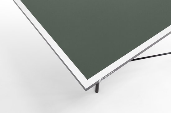 Een close-up van de hoek van een groene tafeltennistafel met een witte rand. Het model 'S1-42i' staat erop.