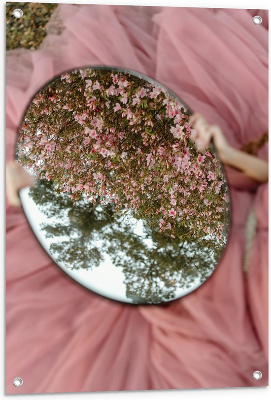 Tuinposter – Bloesemstruik in Spiegel in Handen van Vrouw in Roze Jurk - 60x90 cm Foto op Tuinposter (wanddecoratie voor buiten en binnen)