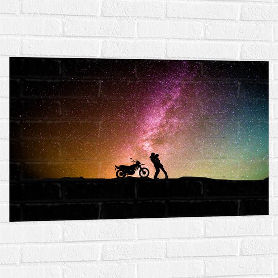 Muursticker - Silhouet van Koppel met Motor onder Sterrenhemel in Verschillende Kleuren - 90x60 cm Foto op Muursticker