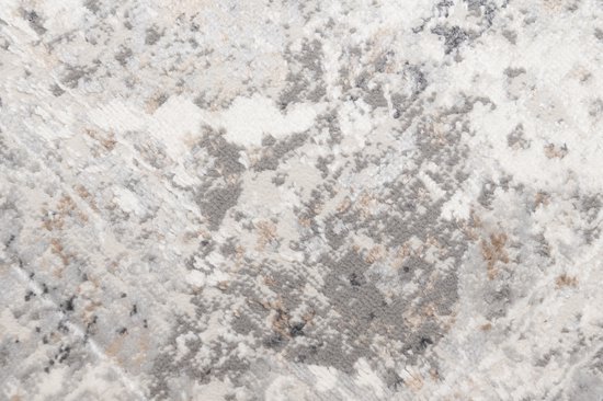 Gros plan sur la texture d'un tapis crème et gris avec un motif abstrait délavé.