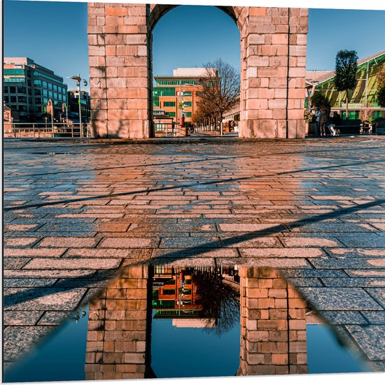 Dibond - Weerspiegeling in Plas van Boog op Plein - 80x80 cm Foto op Aluminium (Wanddecoratie van metaal)