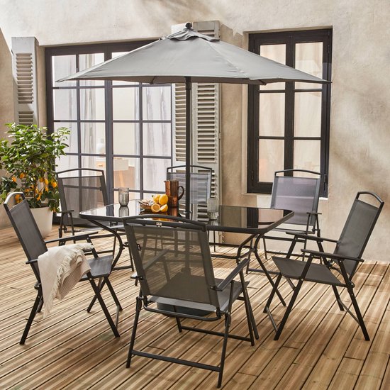 Grijze tuinset met tafel, zes stoelen en parasol, gedetailleerde weergave.