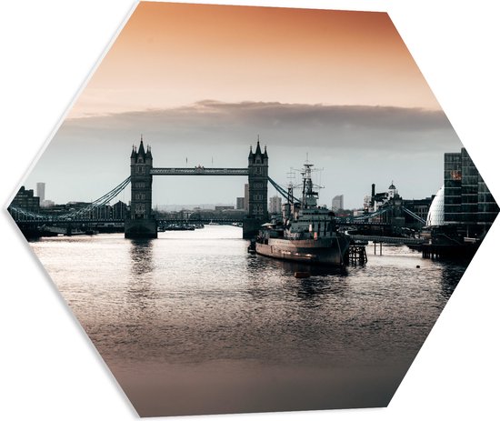 PVC Schuimplaat Hexagon - Tower Bridge met Zonsondergang in Londen, Engeland - 60x52.2 cm Foto op Hexagon (Met Ophangsysteem)