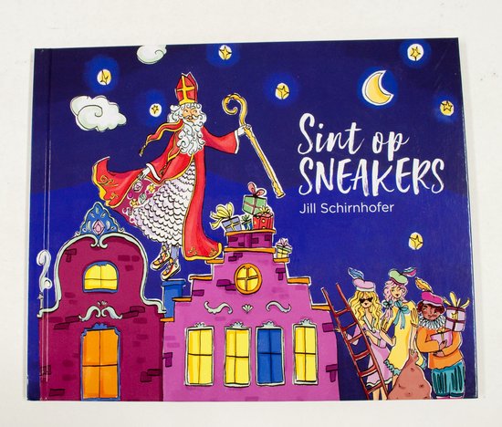 De kaft van het boek 'Sint op Sneakers' toont Sinterklaas op een dak met cadeautjes en een maan. Er zijn ook kinderen op de trappen.