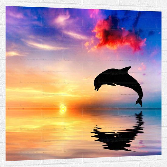 WallClassics - Muursticker - Zonsondergang bij Silhouet van Dolfijn boven Water in Kleurrijke Omgeving - 100x100 cm Foto op Muursticker