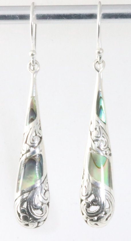 Lange opengewerkte zilveren oorbellen met abalone schelp