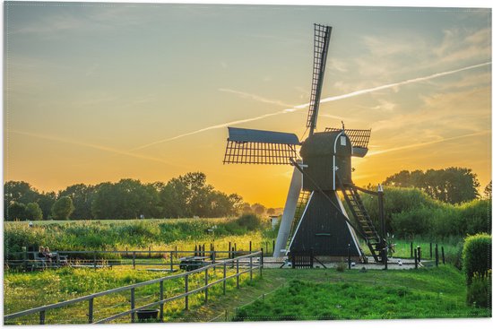 Vlag - Windmolen in Weide met Zonsondergang - 60x40 cm Foto op Polyester Vlag