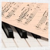 Muursticker - Notenblad op Toetsen van Piano - 80x80 cm Foto op Muursticker