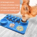 Blauwe siliconen snuffelmat met verschillende voedselvakken, waar een hond uit eet.