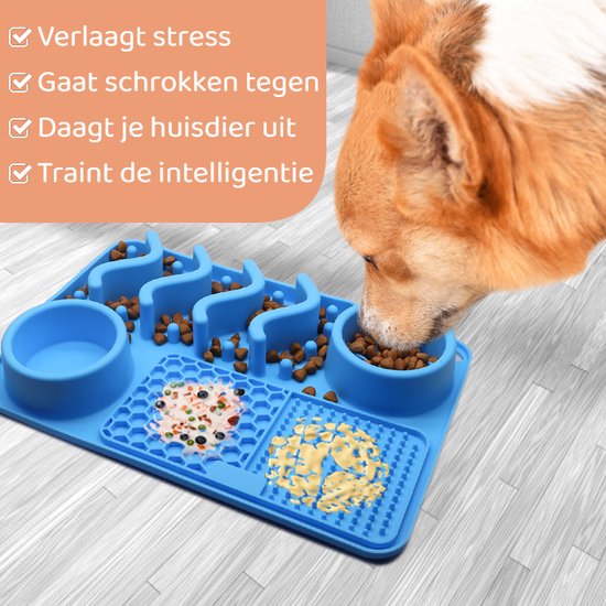 Blauwe siliconen snuffelmat met verschillende voedselvakken, waar een hond uit eet.