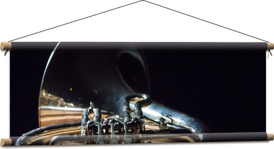 Textielposter - Liggend Gouden Blaasinstrument tegen Zwarte Achtergrond - 90x30 cm Foto op Textiel