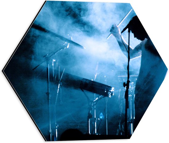 Dibond Hexagon - Drummer op Drumstel in Blauwe Rook tijdens Concert - 40x34.8 cm Foto op Hexagon (Met Ophangsysteem)
