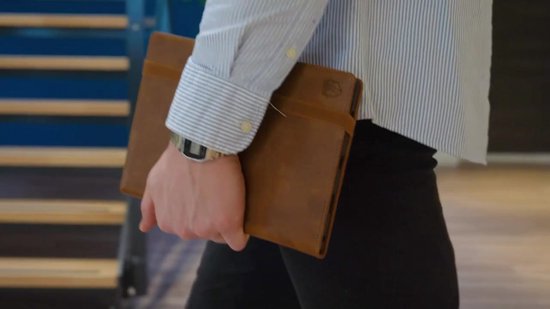 Rosso Element Hoes met Penhouder Geschikt voor Apple iPad Pro 11 (2018/2020/2021/2022) - Verstelbare Book Case met Sleep/Wake Functie en Elastische Band Bruin