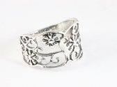 Opengewerkte zilveren ring met bloemen - maat 17