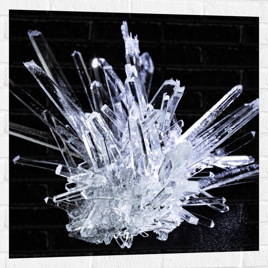 Muursticker - Witte Kristal in Donkere Omgeving - 80x80 cm Foto op Muursticker