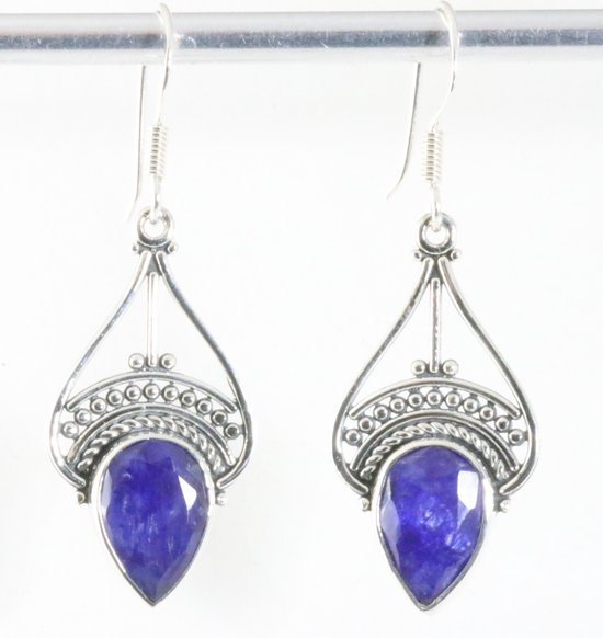 Opengewerkte zilveren oorbellen met blauwe saffier