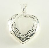 Gehamerd hartvormig zilveren medaillon