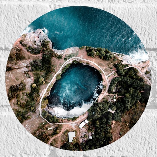 Muursticker Cirkel - Bovenaanzicht Gat in Landschap met Blauw Water - 20x20 cm Foto op Muursticker