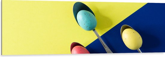 Dibond - Gekleurde Eieren op Lepels op Blauwe en Gele Vakken - 150x50 cm Foto op Aluminium (Wanddecoratie van metaal)