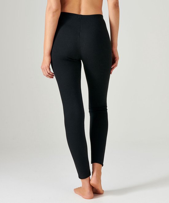 Achterkant van een zwarte geribde legging gedragen door een model.