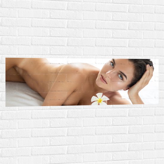 Muursticker - Sexy Naakte Vrouw met Klein Wit Bloemetje - 120x40 cm Foto op Muursticker