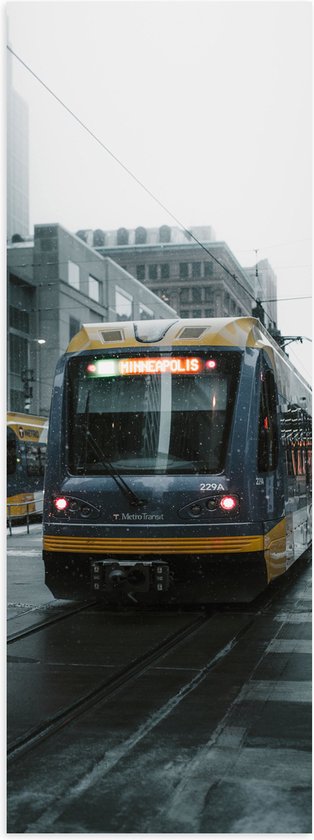 Poster (Mat) - Trams rijdend door de Stad op Regenachtige Dag - 20x60 cm Foto op Posterpapier met een Matte look