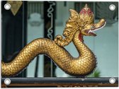 Tuinposter – Traditionele Chinese Gouden Draak op Rand van Balkon - 40x30 cm Foto op Tuinposter (wanddecoratie voor buiten en binnen)