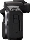 Zijkant van een zwarte Canon EOS R50 systeemcamera met 'MIC' poort.