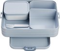 Boîte à lunch bento bleu grisâtre avec compartiments carrés, un récipient amovible avec couvercle et une petite fourchette.