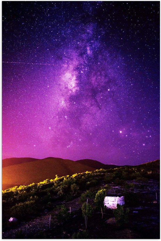 Poster Glanzend – Paarse Heldere Sterrenhemel boven Berggebied - 70x105 cm Foto op Posterpapier met Glanzende Afwerking