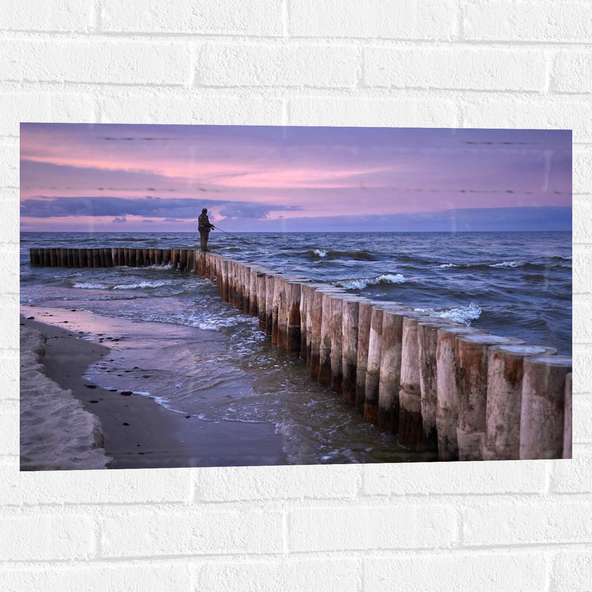 Muursticker - Man op Palen in de Wilde Zee tijdens het Vissen - 75x50 cm Foto op Muurstick