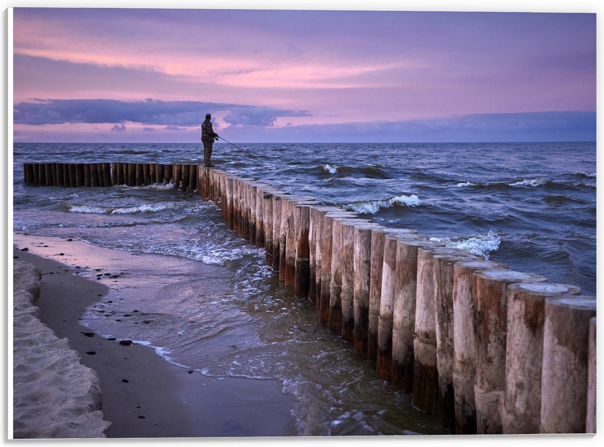 PVC Schuimplaat- Man op Palen in de Wilde Zee tijdens het Vissen - 40x30 cm Foto op PVC Sc