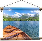 Textielposter - Houten Vissersbootje op het Meer langs Gebergtes op Zomerse Dag - 40x30 cm Foto op Textiel
