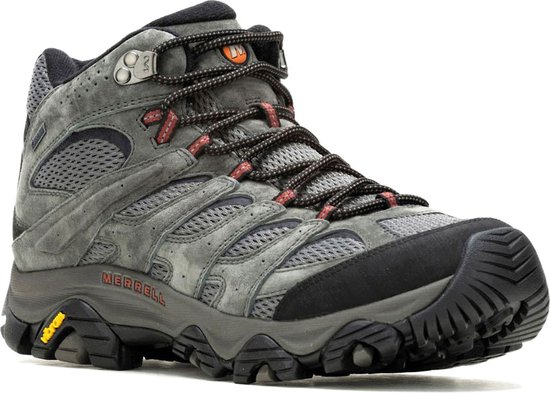 Grijze Merrell wandelschoen met zwarte en rode veters en Gore-Tex.