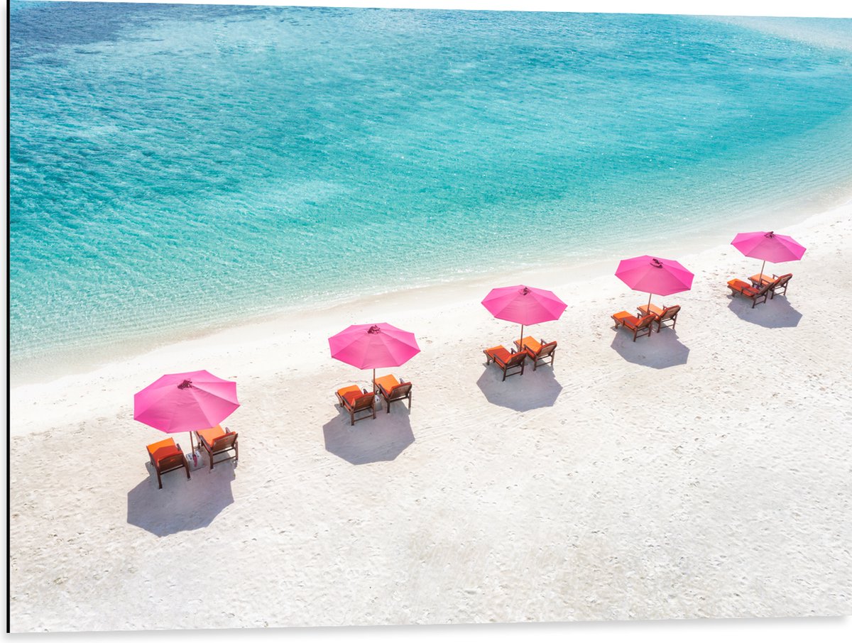 Dibond - Ligbedden onder Roze Parasols op het Witte Strand bij Blauwe Oceaan - 80x60 cm Foto op Aluminium (Wanddecoratie van metaal)